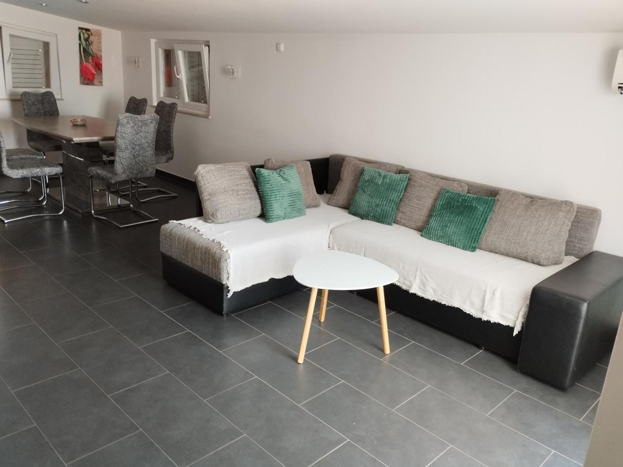 Apartman Nella *